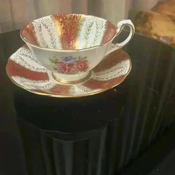 Paragon Burgundy/Gold
Teacup &  Saucer F144E - Picture 7 of 10